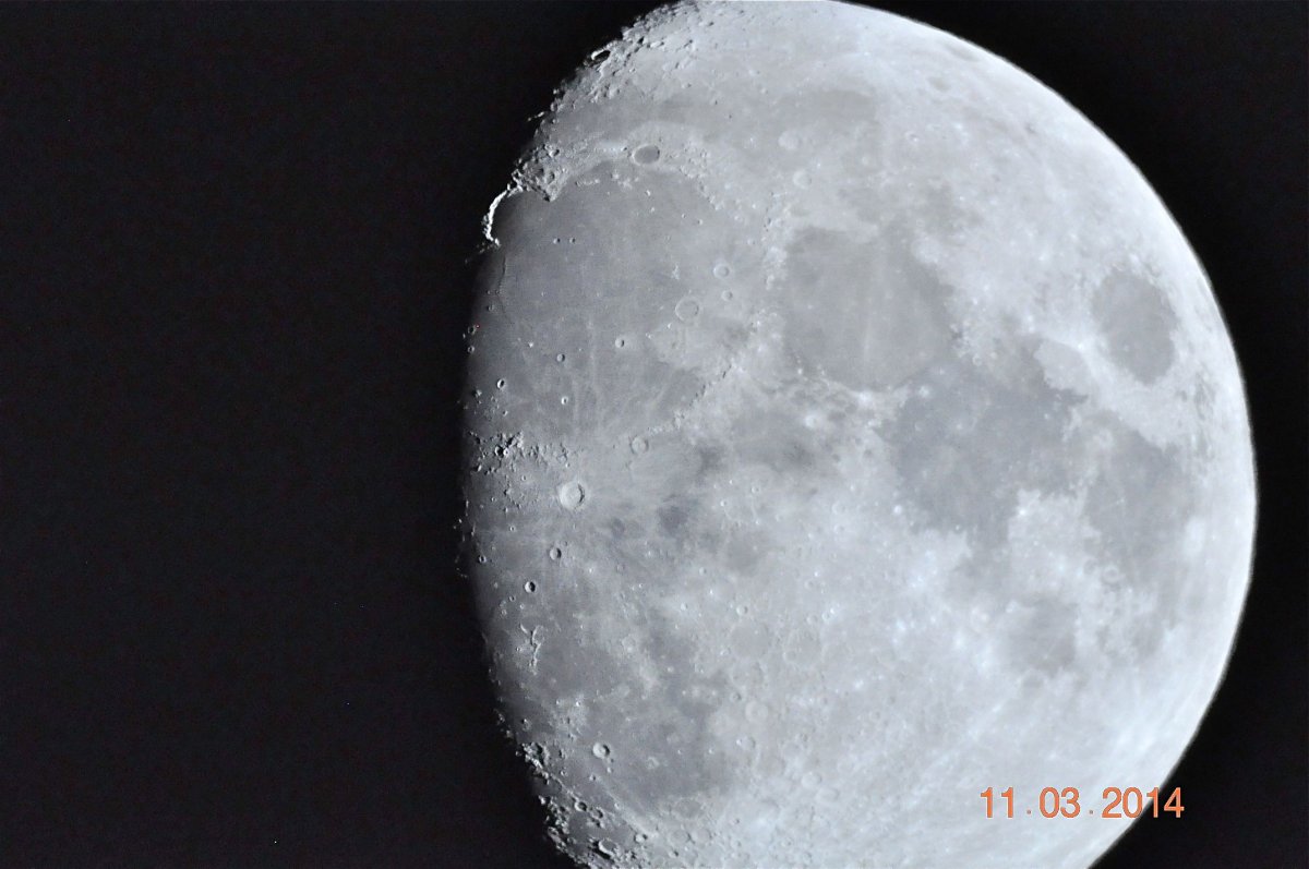 Lune photographiée avec un APN et un C8